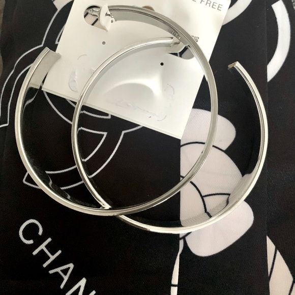 ✨NEW✨LARGE BLACK & WHITE HOOP EARRINGS - Picture 4 of 4